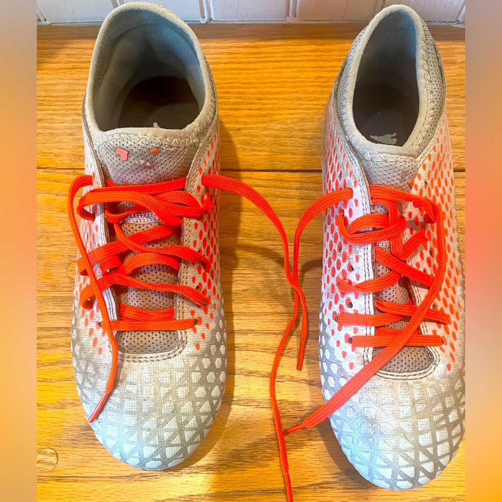 Men’s Boys Puma soccer cleats size 6 EUC